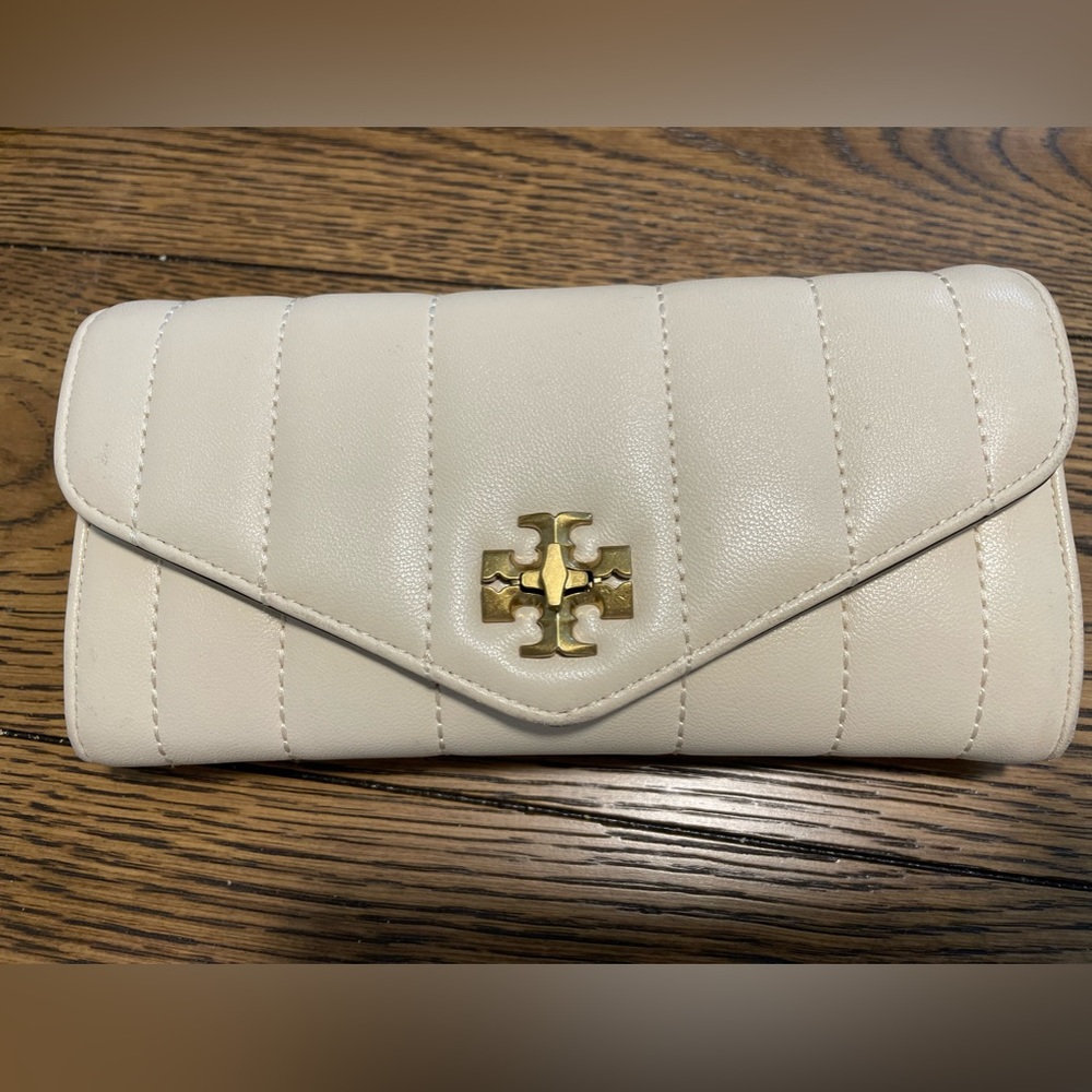 Tory Burch Kira Quilted Envelope Wallet - Brie